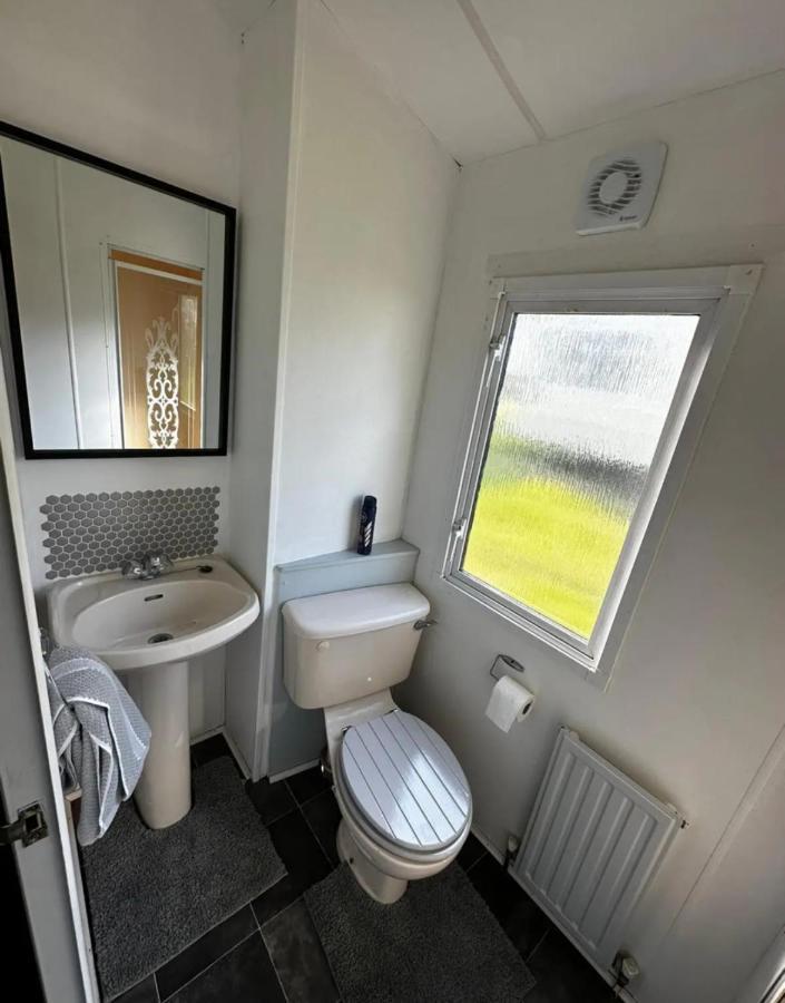 2 Bedroom Caravan With Sea Views Eastchurch Bagian luar foto