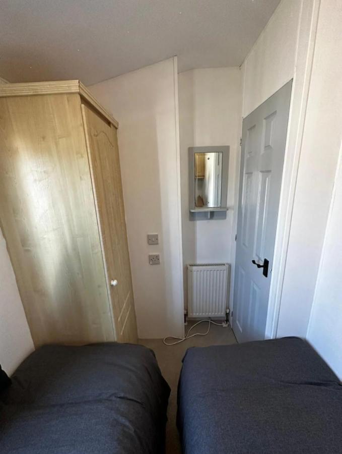 2 Bedroom Caravan With Sea Views Eastchurch Bagian luar foto