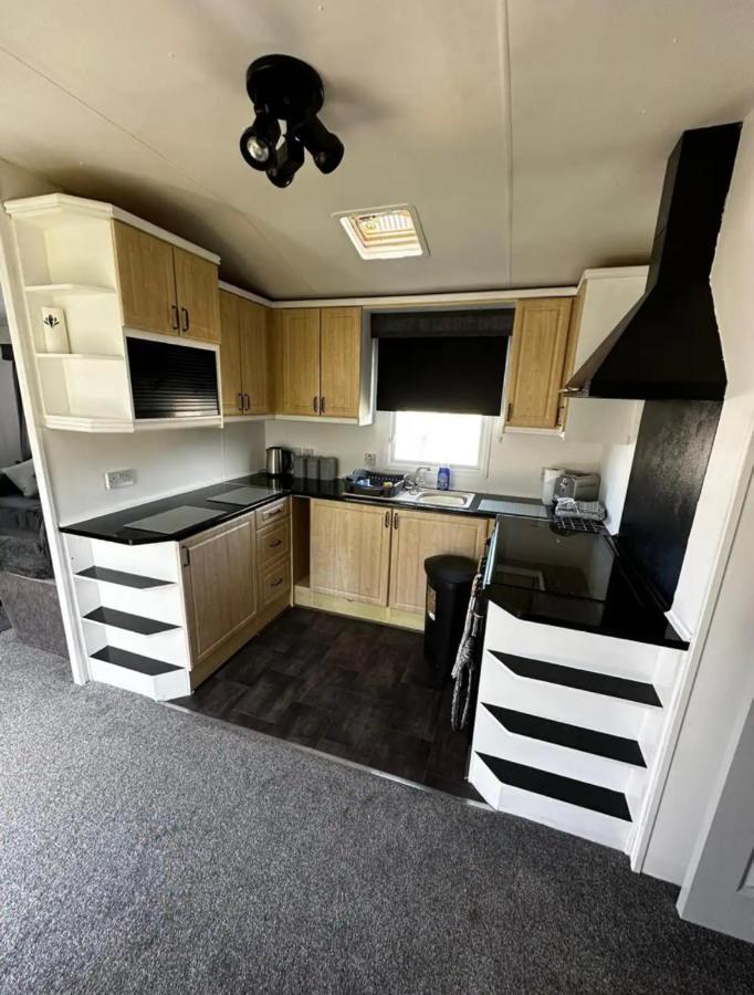 2 Bedroom Caravan With Sea Views Eastchurch Bagian luar foto