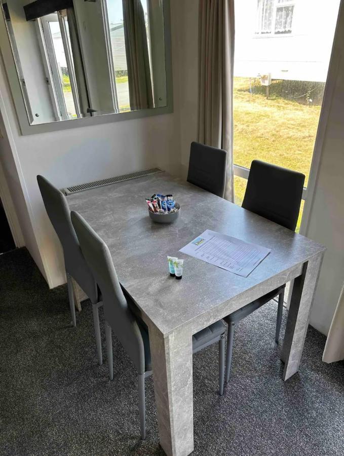 2 Bedroom Caravan With Sea Views Eastchurch Bagian luar foto