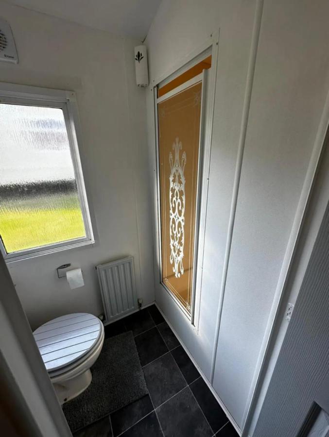 2 Bedroom Caravan With Sea Views Eastchurch Bagian luar foto