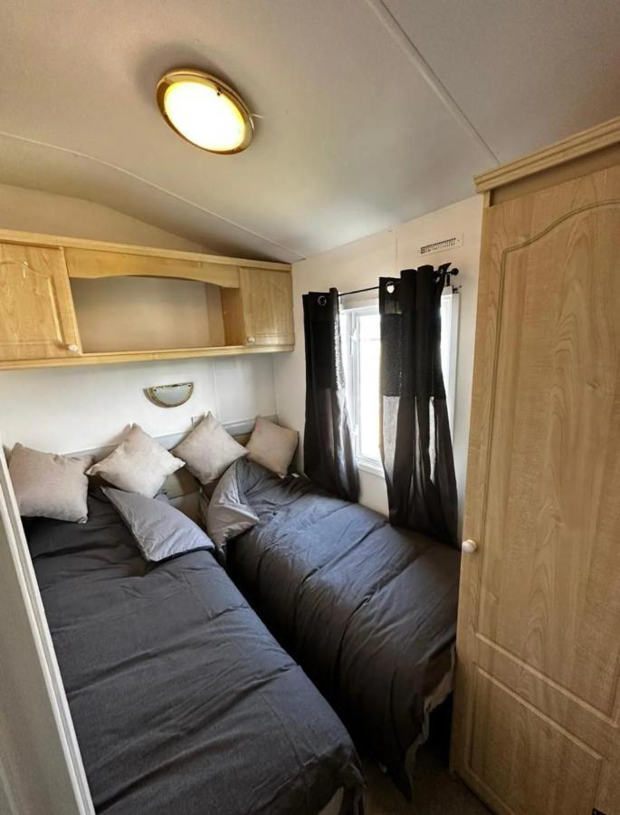 2 Bedroom Caravan With Sea Views Eastchurch Bagian luar foto