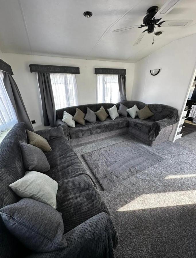 2 Bedroom Caravan With Sea Views Eastchurch Bagian luar foto