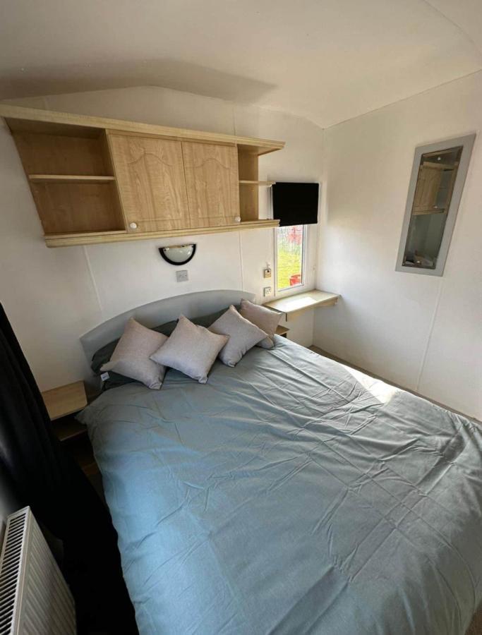 2 Bedroom Caravan With Sea Views Eastchurch Bagian luar foto