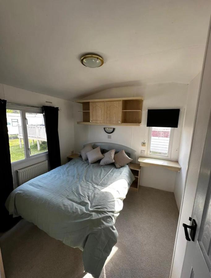 2 Bedroom Caravan With Sea Views Eastchurch Bagian luar foto